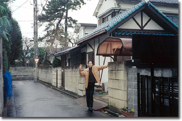 画像１　筆者が日本に来たばかりの時に住んでいた阿佐ヶ谷の寮（背後の一軒屋）