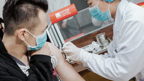 中国産新型コロナウイルス不活化ワクチン、ボランティア第1陣が接種